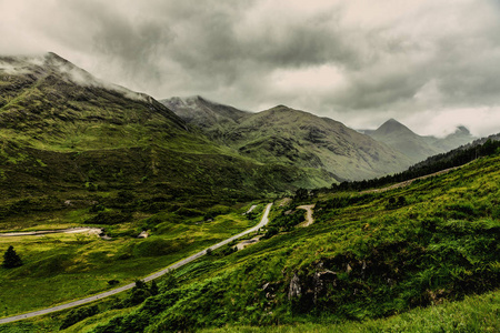 高地风景在凯尔 Glenshiel 苏格兰自然徒步旅行