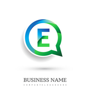 徽标 e 字母五颜六色的圆圈聊天图标。现代标志设计为您的应用或公司身分