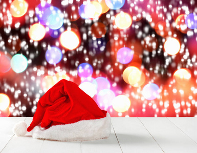 明亮的红色圣诞老人帽子在抽象背景与散景