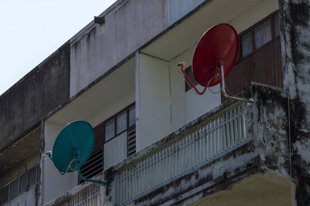 卫星天线在白色建筑阳台上