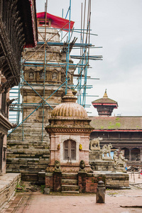 印度教寺庙和背景在 bhaktapur 杜巴广场。它是尼泊尔 Bhaktapur 的主要旅游胜地。