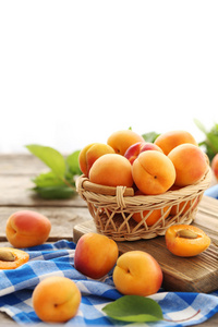成熟的杏子水果在桌子上