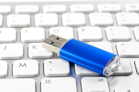 计算机笔记本电脑键盘上的 Usb 闪存驱动器