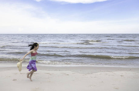 快乐的小女孩在沙滩上玩耍, 夏日乐趣的概念