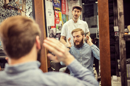 客户解释修剪发型男士美发师图片