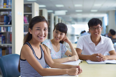 青年大学生在图书馆一起学习