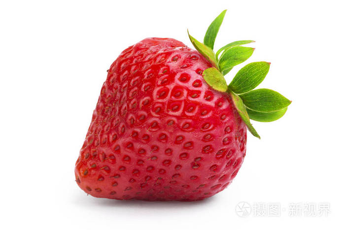 一个成熟的草莓与绿叶隔离白色背景宏拍摄