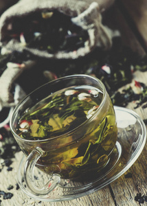 一杯绿茶, 花花瓣和水果, 老式木制背景