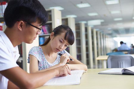 青年大学生在图书馆一起学习图片