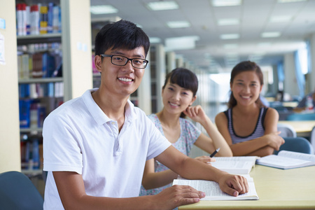 青年大学生在图书馆一起学习图片