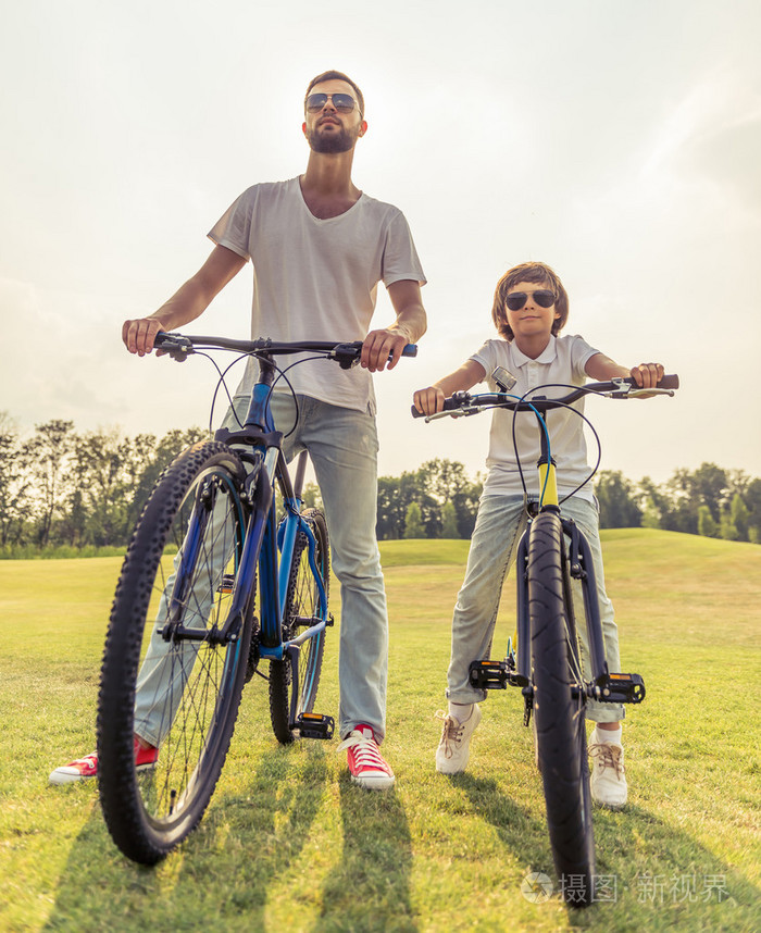 爸爸和儿子骑自行车
