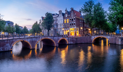 个 在阿姆斯特丹的 keizersgracht, 荷兰在黄昏的运河桥 相似素材图片