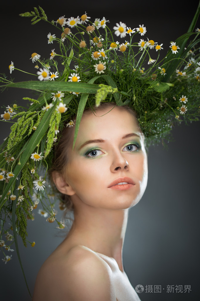 女孩戴着花环的野花