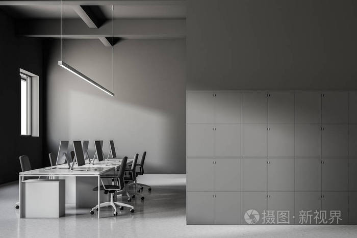 工业风格的办公室内部有灰色的墙壁, 白色的光泽地板和一排桌子站在