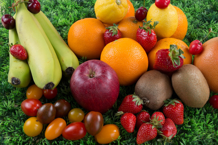 混合水果背景。健康饮食，节食概念，干净的草地上吃