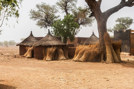布基纳法索莫西奥图尼亚村的非洲传统小屋用一些稻草捆着他们的圆形墙