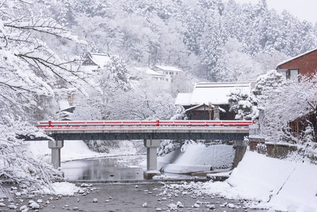 冬季积雪高山覆盖红色桥