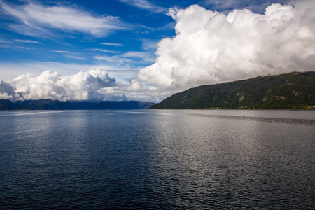 风景与海湾和山在挪威
