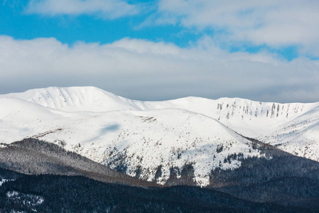 早晨，冬天，白雪覆盖的风景，如诗如画的山