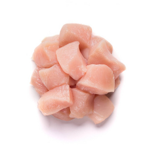 圆角的原始鸡胸肉切成块照片