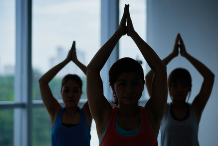 瑜伽练习者一起做运动