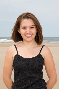 年轻有魅力的女人站在海滩上