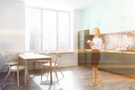 金发女郎在白色和大理石墙壁厨房角落与木地板, 绿色壁橱和台面, 和冰箱。3d 渲染模拟色调图像