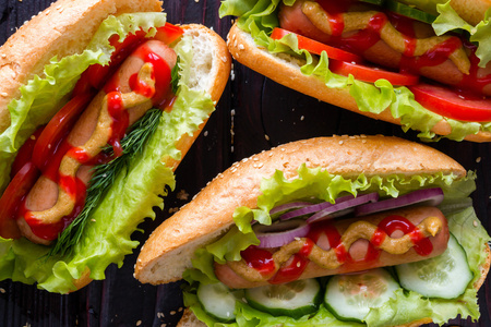 芝加哥的狗热狗,不同口味特写照片