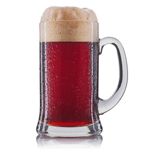 冷淡杯红啤酒孤立在白色背景上