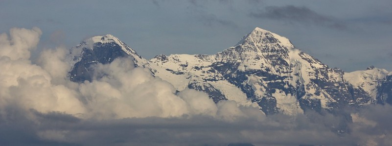 Mt Eiger 和 Mt 门峰