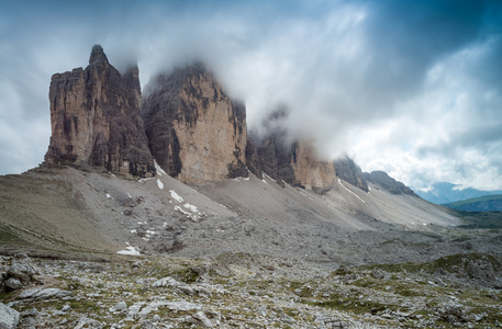 Lavaredo 三峰在夏天被云雾包围着