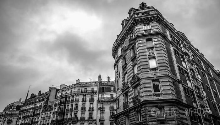 住宅建筑的传统建筑.巴黎-法国.黑白照片