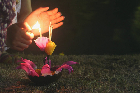 女人手照明蜡烛灯节庆祝劳埃灯节假日隆比尼公园