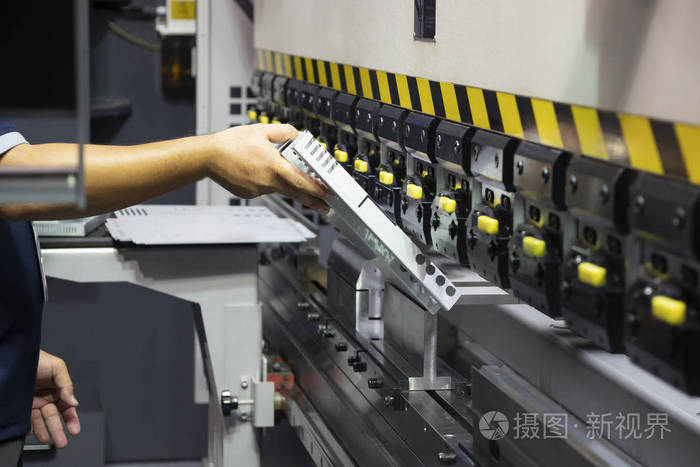 技术员操作人员使用液压折弯机.钣金加工工艺