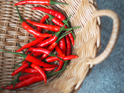 在篮子里的辣椒图片
