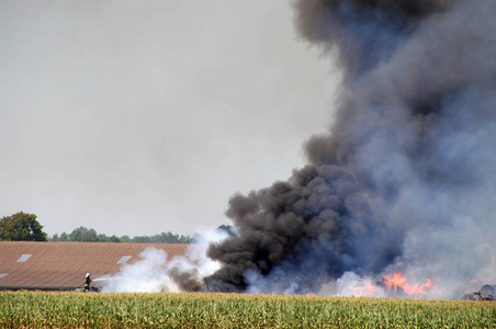 农村农场里有一大片烟雾云的大火