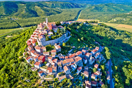 Motovun 的田园诗般的小山镇, 克罗地亚的伊斯特拉地区