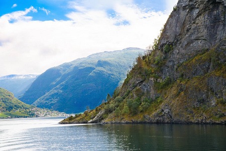 风景与 Naeroyfjord, 山和传统村庄在挪威