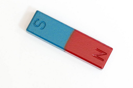 蓝色和红色长方形磁铁与南北极隔绝在白色背景上照片