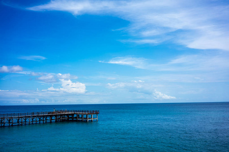 木码头和平静的海水与蓝天和云彩