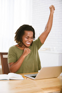 兴奋的快乐的女人阅读电子邮件, 在她的笔记本电脑的好消息