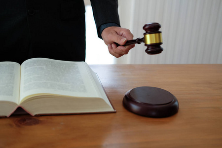 法官与木槌和法律法律书在法庭上。法院律师司法公正