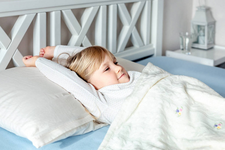 孩子早早起床去上学.伸展和打呵欠.健康的睡眠.儿童保健照片