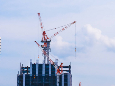 建筑外观与天空背景下的起重机建筑