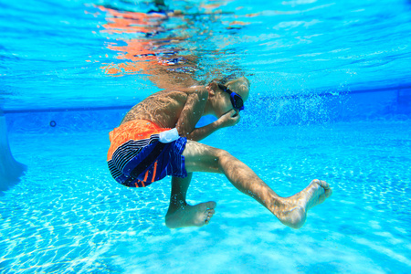 学下咳嗽小男孩学游泳水下照片