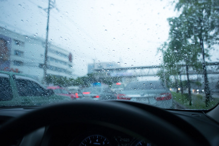 在下雨天道路交通的迷离的景色