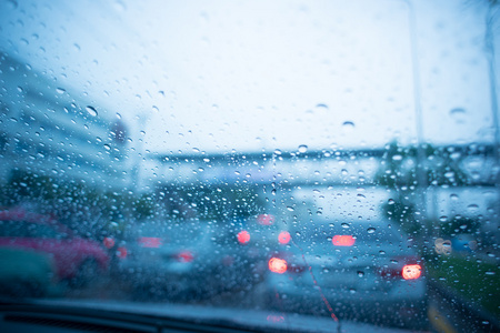 在下雨天道路交通的迷离的景色照片 正版商用图片0s7eod 摄图新视界