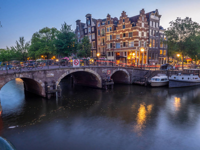 在 brouwersgracht 和 Prinsengracht 的角落的五颜六色的历史运河房子在联合国教科文组织的世界遗产遗址