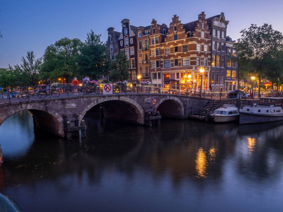 在 brouwersgracht 和 Prinsengracht 的角落的五颜六色的历史运河房子在联合国教科文组织的世界遗产遗址