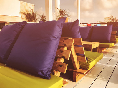 浅色吧凳屋顶上露天酒吧的空位照片